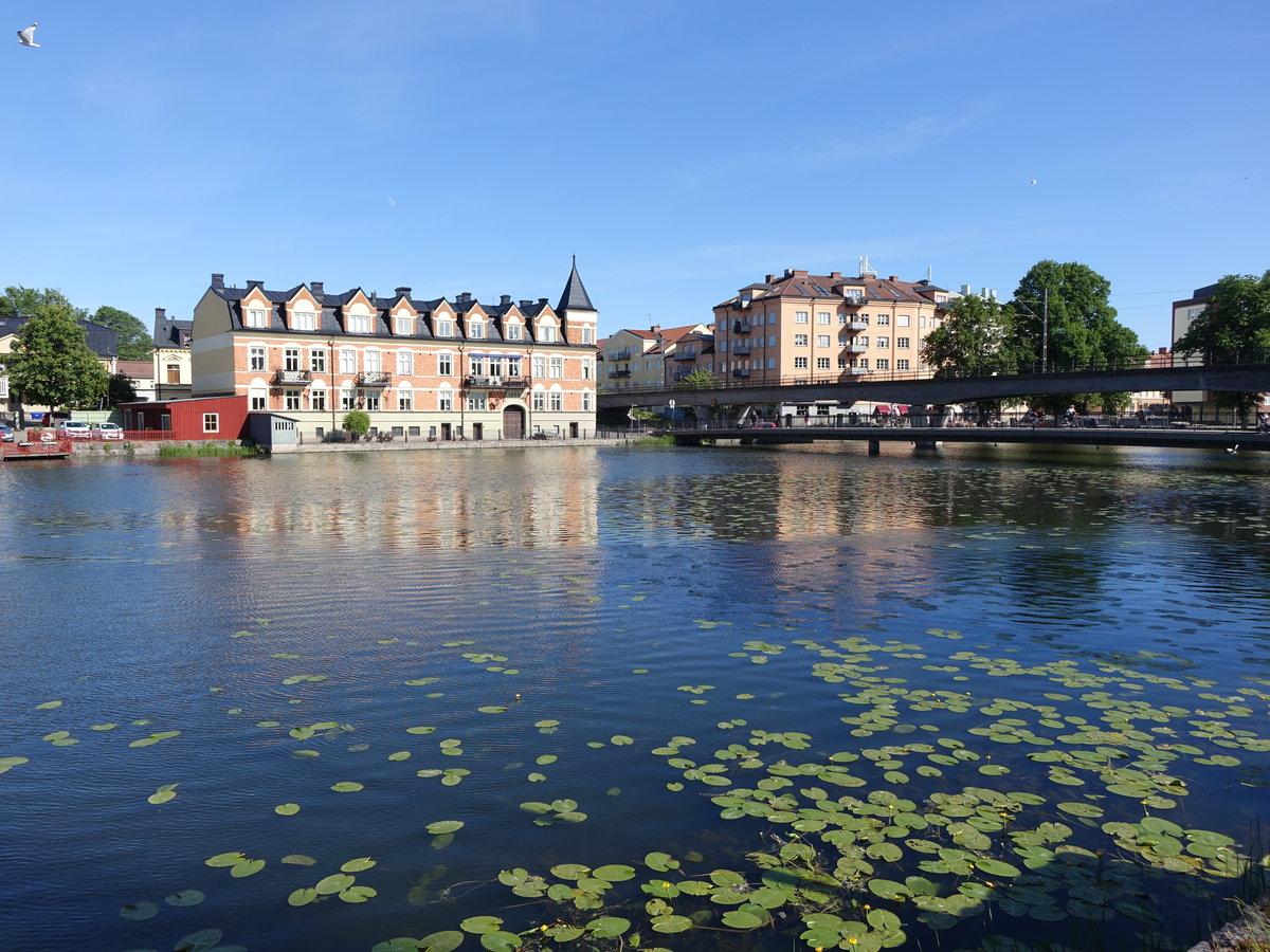 Eskilstuna, Gebude und Radhusbron entlang vom Fluss Eskilstunaan (14.06.2016)