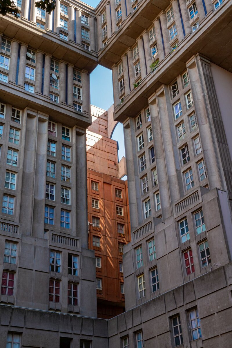 Espaces d’Abraxas (Detailaufnahme), ein srrealer Gebudekomplex in der Nhe von Paris in Noisy-le-Grand. Foto: 2023. Weitere Infos: https://de.wikipedia.org/wiki/Espaces_d%E2%80%99Abraxas