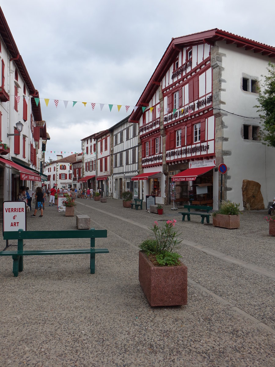 Espelette, Fachwerkhuser in der Ko Karrika Strae (26.07.2018)