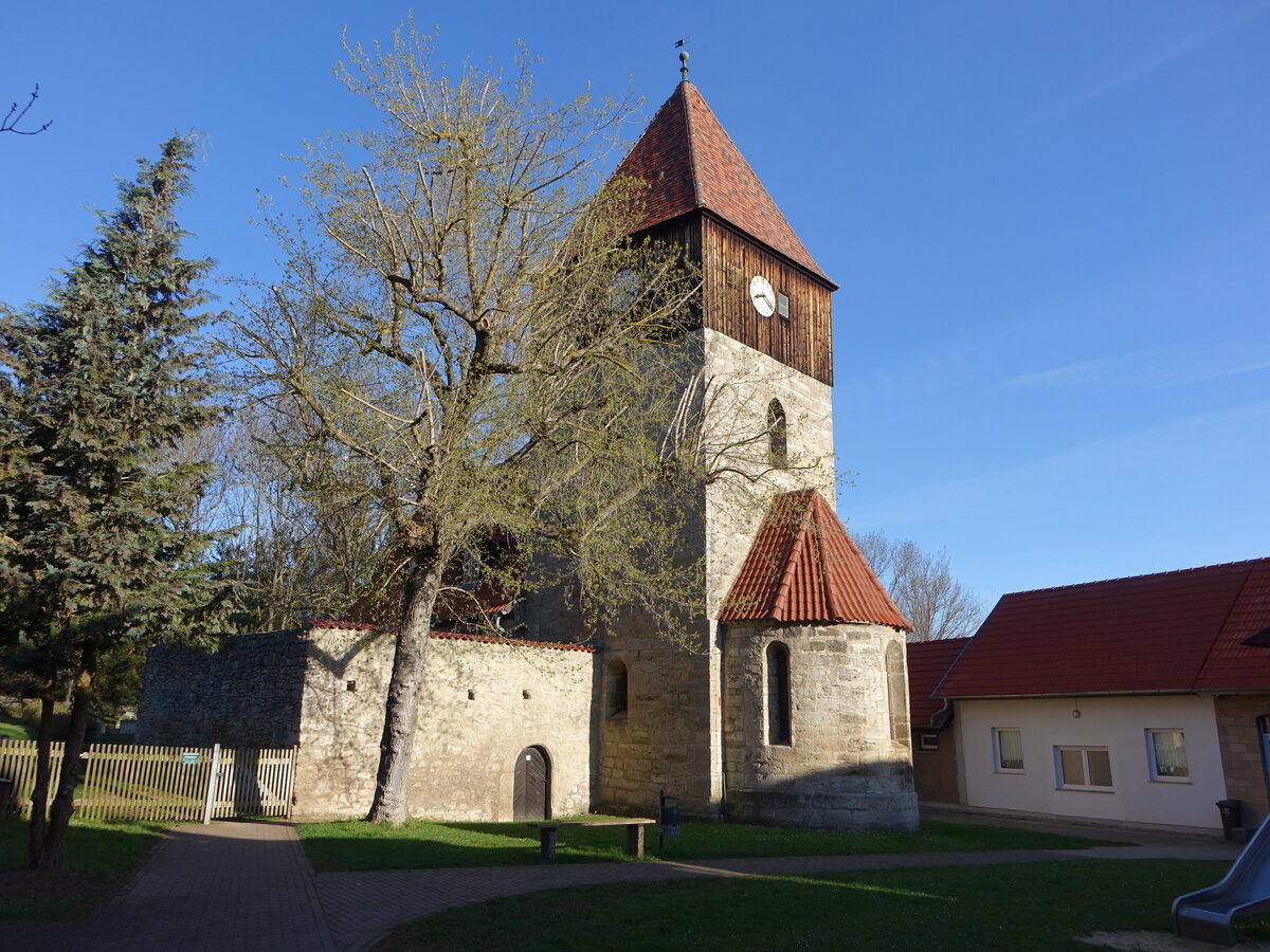 Espenfeld, Pfarrkirche St. Crucis, romanische Wehrkirche, erbaut im 13. Jahrhundert (18.04.2022)