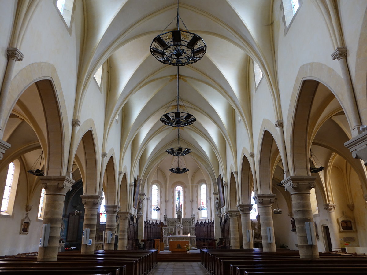 Essarts-en-Bocage, neugotischer Innenraum der Saint-Pierre Kirche (12.07.2017)