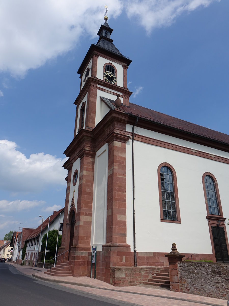 Esselbach, sptbarocke Katholische Pfarrkirche St. Margareta, Saalkirche mit eingezogenem Rundchor, Fassadenturm mit Pyramidendach und Laterne, erbaut bis 1779 durch Emanuel Joseph von Herigoyen (12.05.2018)