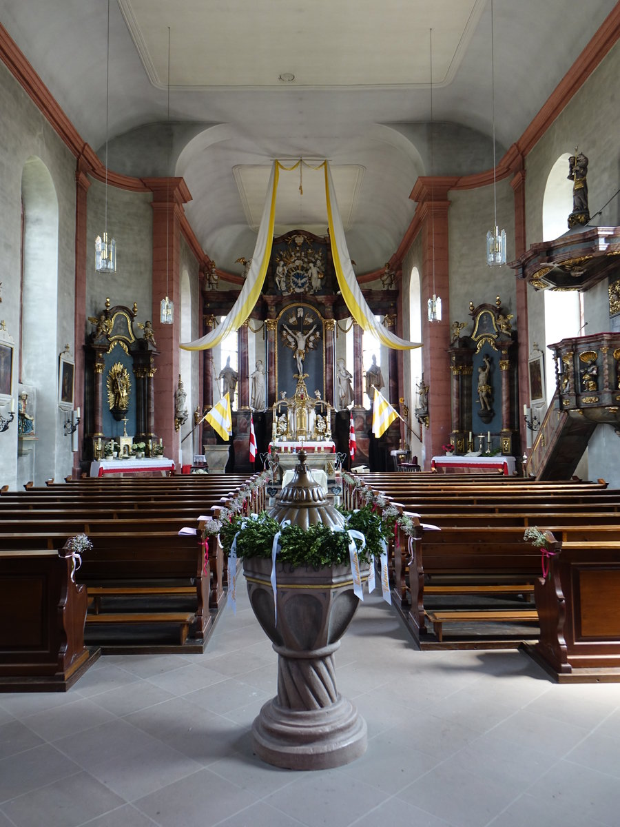 Esselbach, Taufstein und Altre in der kath. Pfarrkirche St. Margareta (12.05.2018)