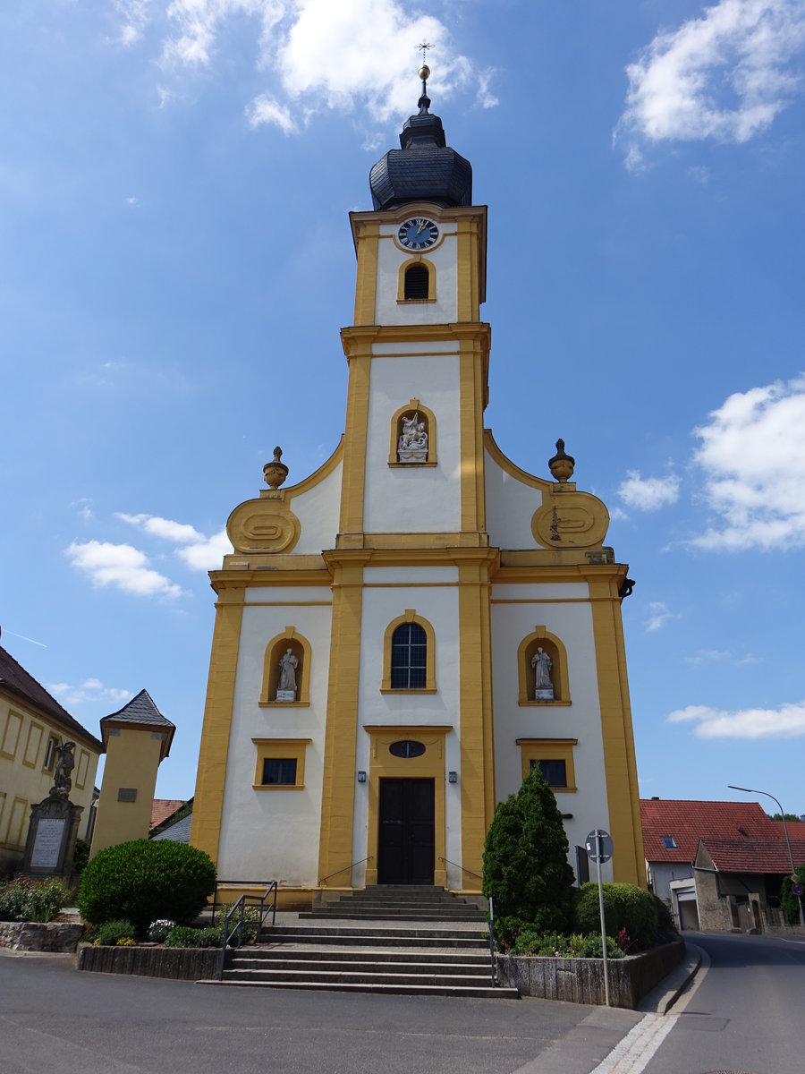 Eßleben, kath. Pfarrkirche St. Georg, Saalbau mit eingezogenem Chor und östlicher Turmfassade mit Welscher Haube, erbaut bis 1810 (27.05.2017)