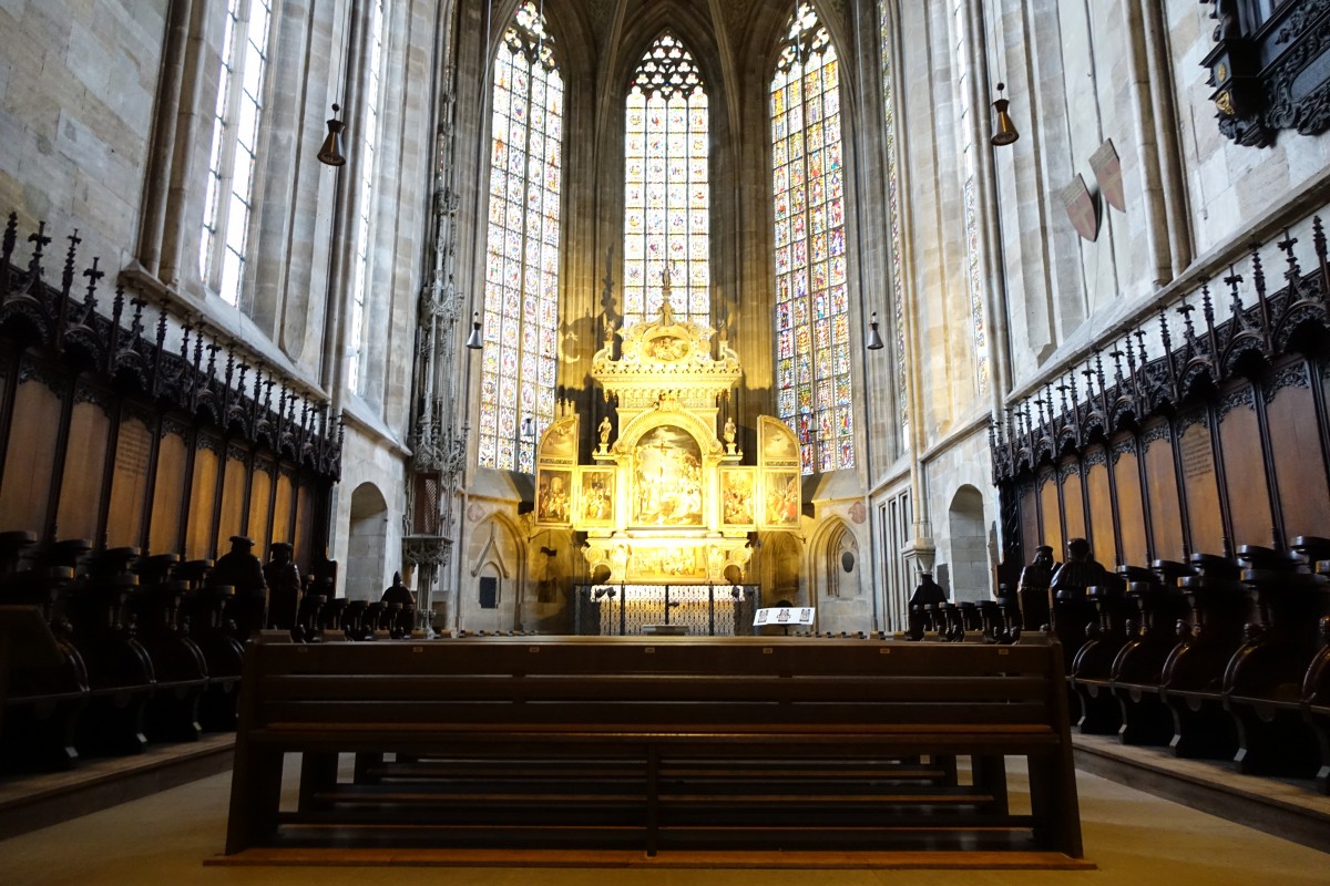 Esslingen, Chorgesthl von 1518 und Hochaltar von Peter Riedlinger der Stadtkirche St. Dionys, sptgotisches Sakramentshaus von Lorenz Lechler 1486 bis 1489  (18.01.2015)