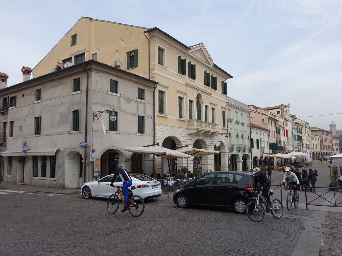 Este, Gebude an der Via Giacomo Matteoti zur Piazza Maggiore (29.10.2017)