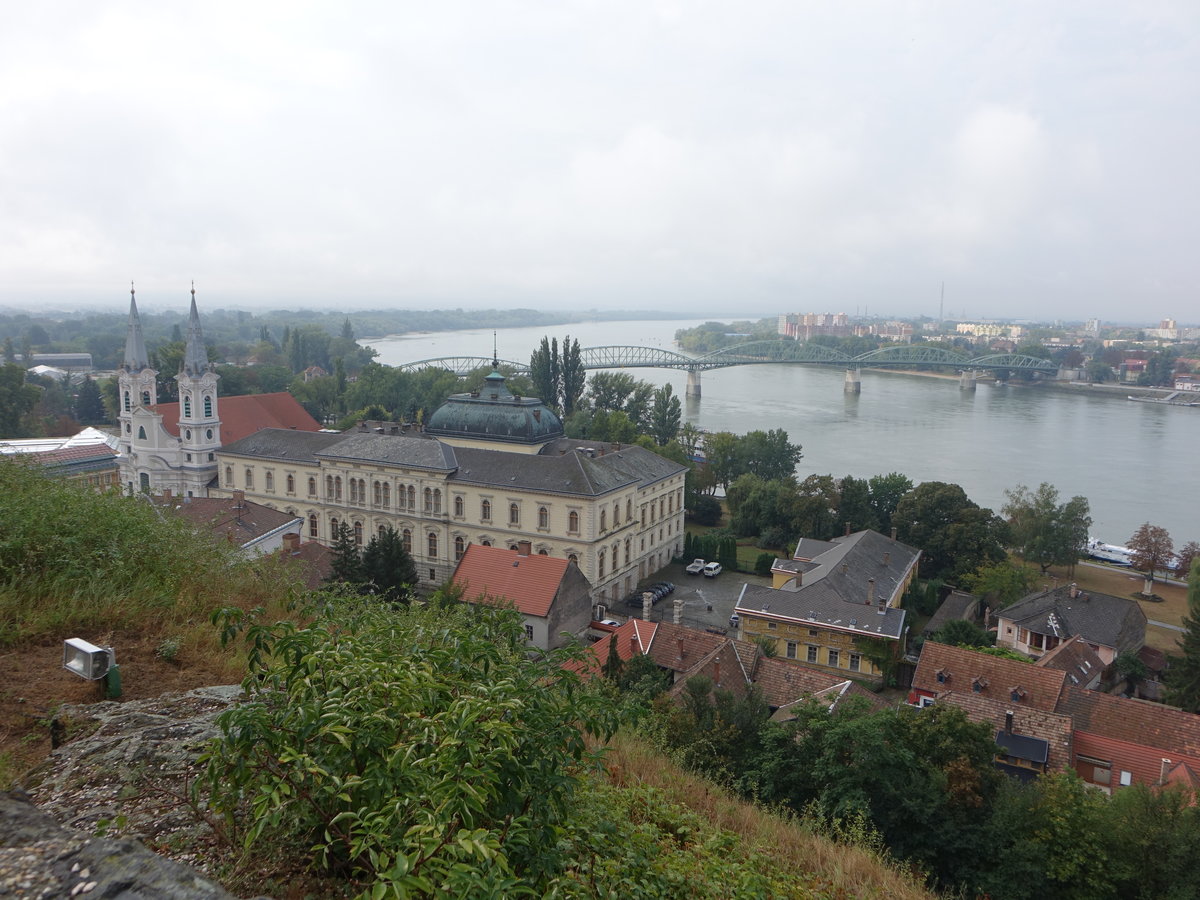 Esztergom, Ausblick auf die St. Ignatius Kirche und die Donaubrcke nach Sturovo (03.09.2018)