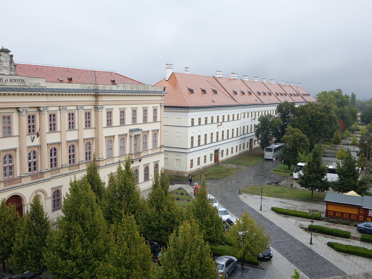 Esztergom, Domherrenhuser am Szent Istvan Ter, erbaut von 1833 bis 1860 (03.09.2018)