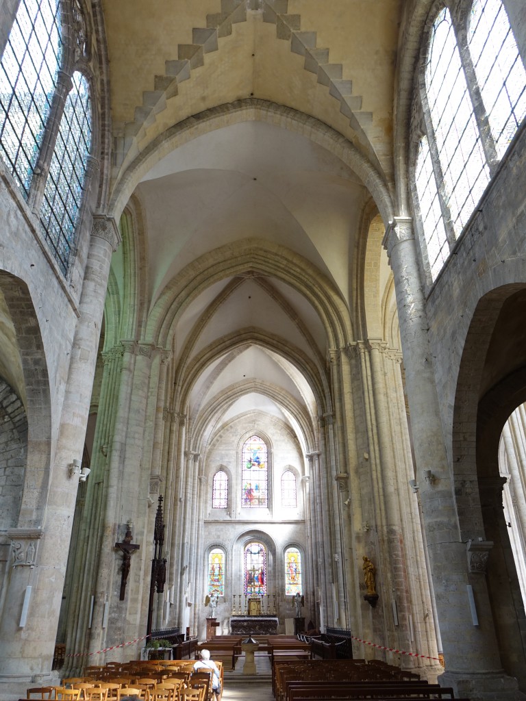 Etampes, Mittelschiff und Chor der Notre-Dame-du-Fort Kirche (18.07.2015)