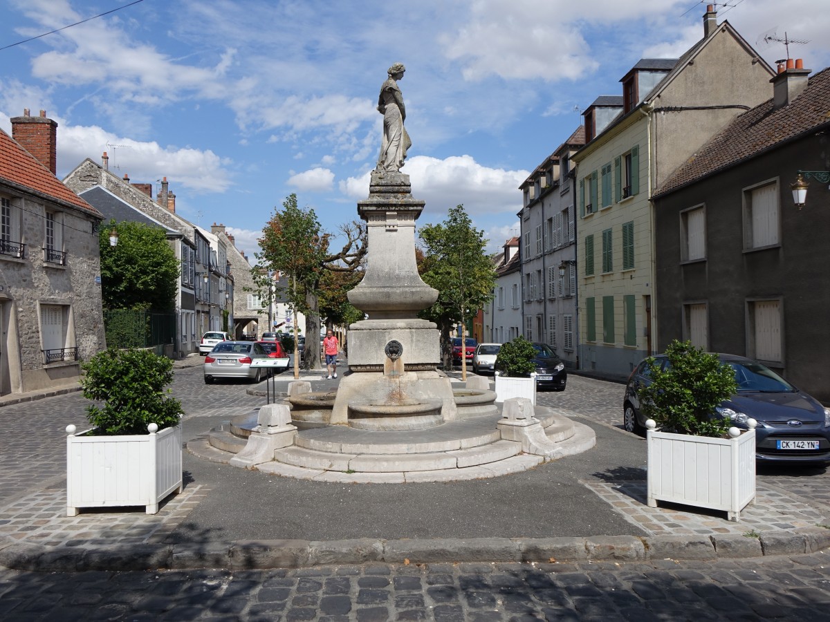Etampes, Place Marche Saint-Giles mit Marktbrunnen von 1903 (18.07.2015)