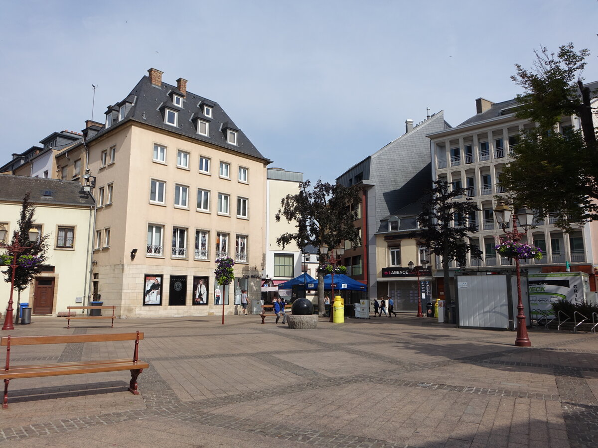 Ettelbruck, Huser und Brunnen in der Grande Rue (19.06.2022)