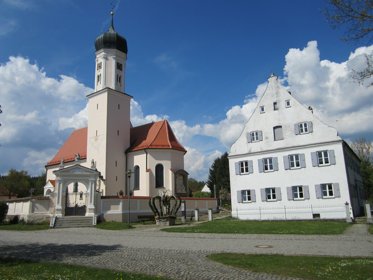 Ettelried, kath. Pfarrkirche St. Katharina und Pfarrhaus von 1766 (23.04.2014)