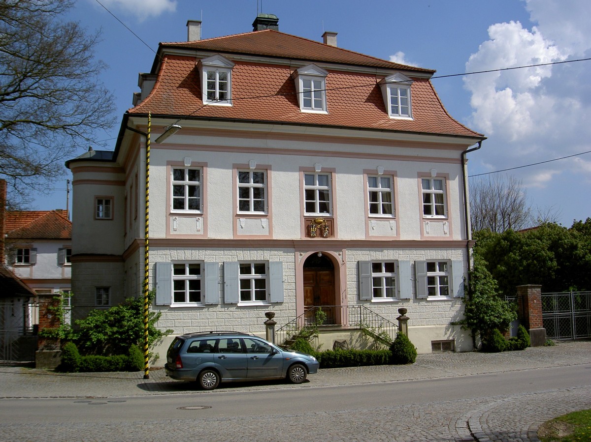 Ettelried, Schloss in der Von Schnurbein Strae, klassizistischer Bau mit Mansardwalmdach, erbaut 1792 (23.04.2014)