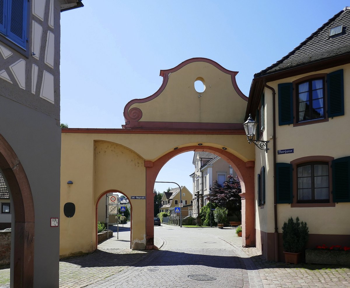 Ettenheim, das Obere Tor, der barocke Stadteingang von 1778, stadtauswrts gesehen, Juni 2019