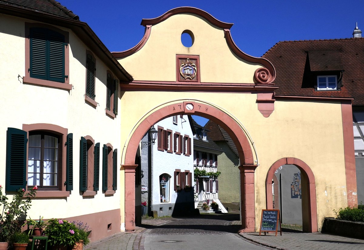 Ettenheim, das Obere Tor, barocker Stadteingang von 1778, stadteinwrts gesehen, Juni 2019