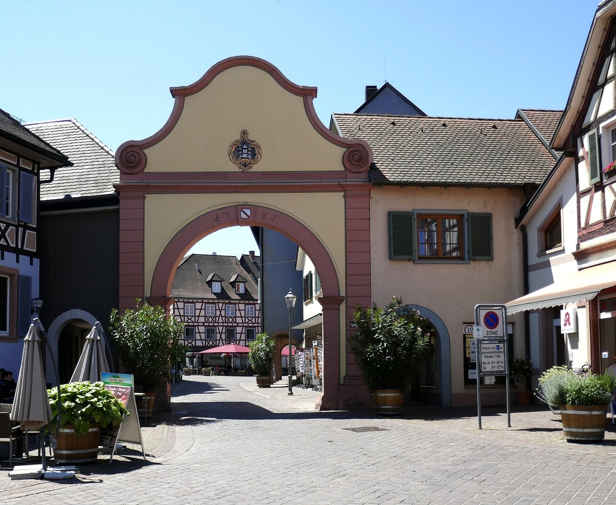 Ettenheim, das Untere Tor, barocker Stadteingang von 1783, stadteinwrts gesehen, Juni 2019