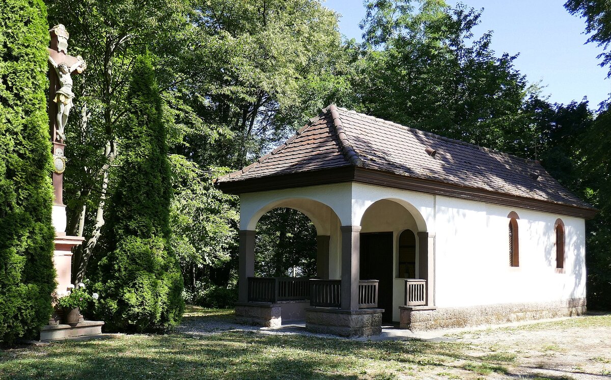 Ettenheimweiler, auf dem Kahlenberg, unmittelbar neben dem Heuberg, steht die Wallfahrtskapelle, 1670 erstmals belegt, Aug.2022