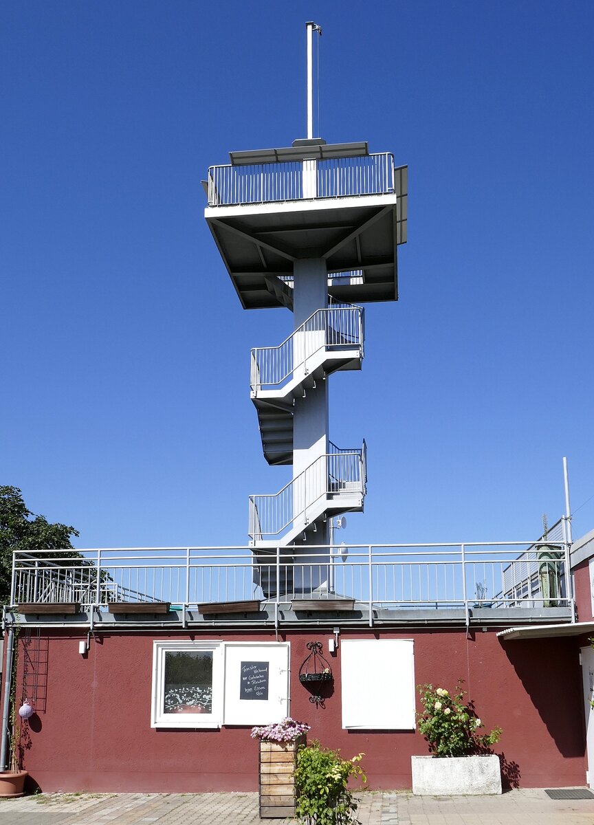 Ettenheimweiler, der Aussichtsturm auf dem 282m hohen Heuberg, die Aussichtsplattform ist ca.13m hoch, aufgestellt 1969, die Aussicht ist groartig, Schwarzwald, Rheinebene, Vogesen, sogar das Straburger Mnster ist zu sehen, Aug.2022 