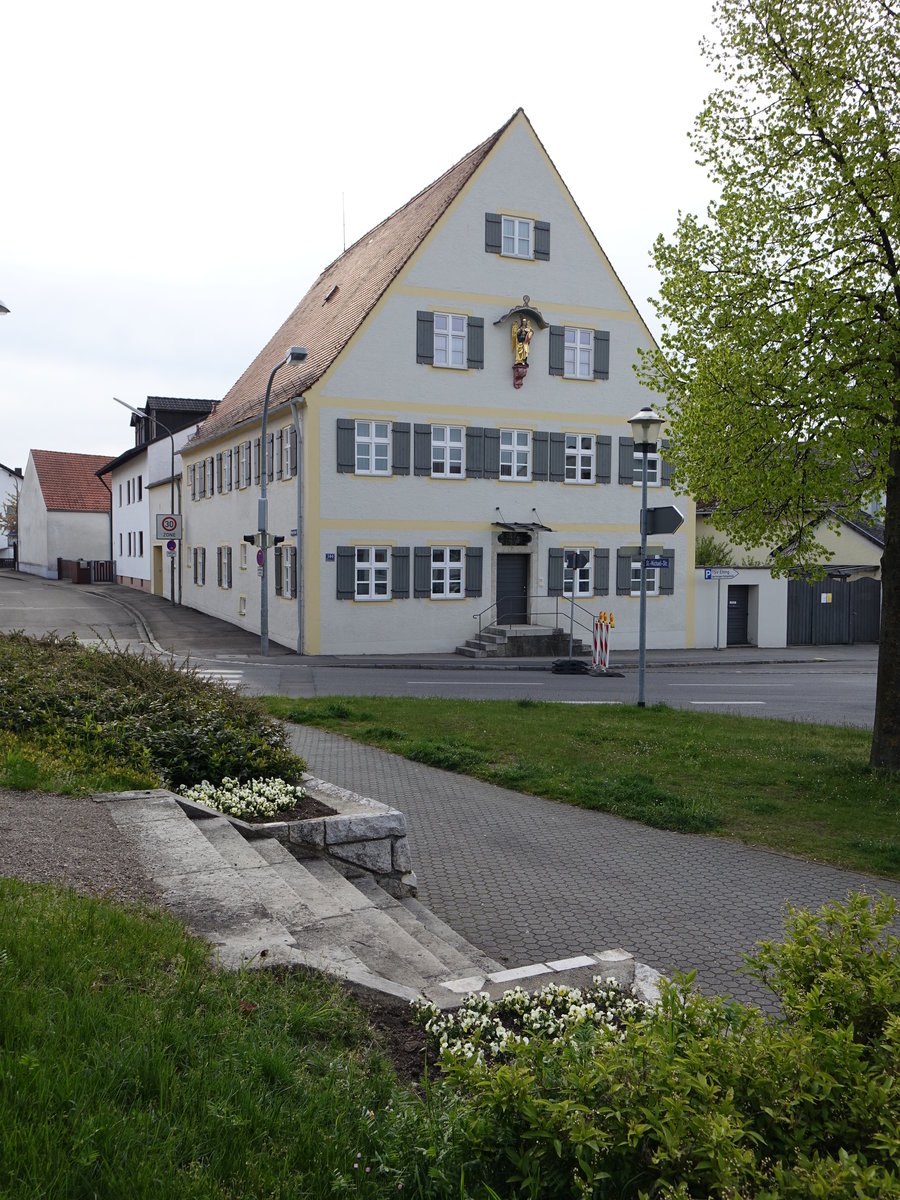 Etting, Pfarrhaus, erbaut 1699, zweigeschossiger giebelstndiger Satteldachbau (01.05.2016)