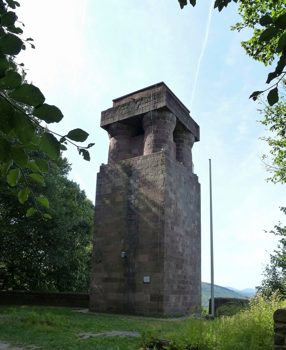 Ettlingen, der 15m hohe Bismarckturm hoch ber der Stadt wurde 1901 erbaut, bietet als Aussichtsturm einen schnen Ausblick ber die Stadt und die Rheinebene, Aug.2015