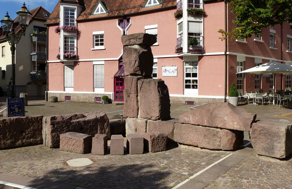 Ettlingen, der 1986 aus rmischen Fundamentsteinen errichtete Rmerbrunnen, Aug.2015