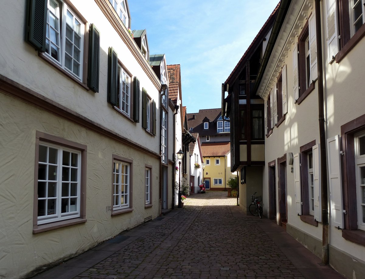 Ettlingen, Blick in eine Altstadtgasse, Aug.2015