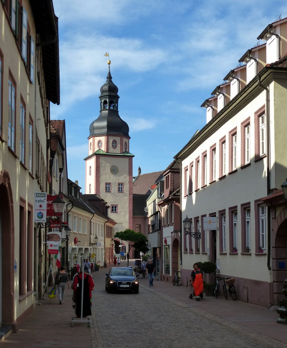 Ettlingen, Blick durch die Kronenstraße zum Rathausturm, Aug.2015