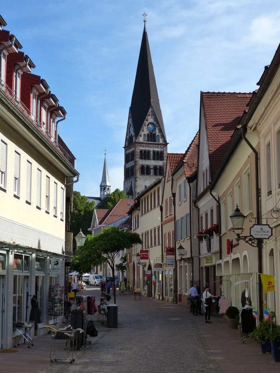 Ettlingen, Blick durch die Kronenstrae zur Herz-Jesus-Kirche, Aug.2015