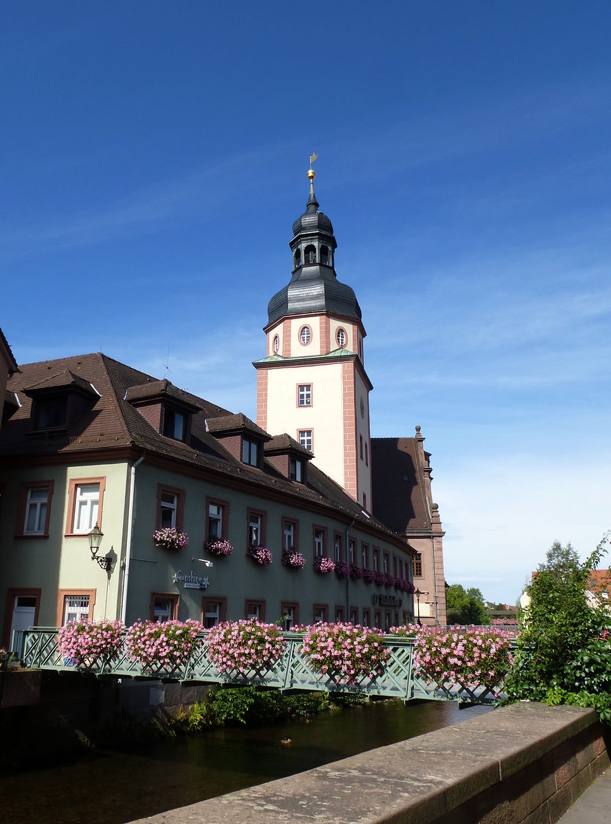 Ettlingen, blumengeschmckte Brcke ber die Alb, mit Blick zum Rathausturm, Aug.2015