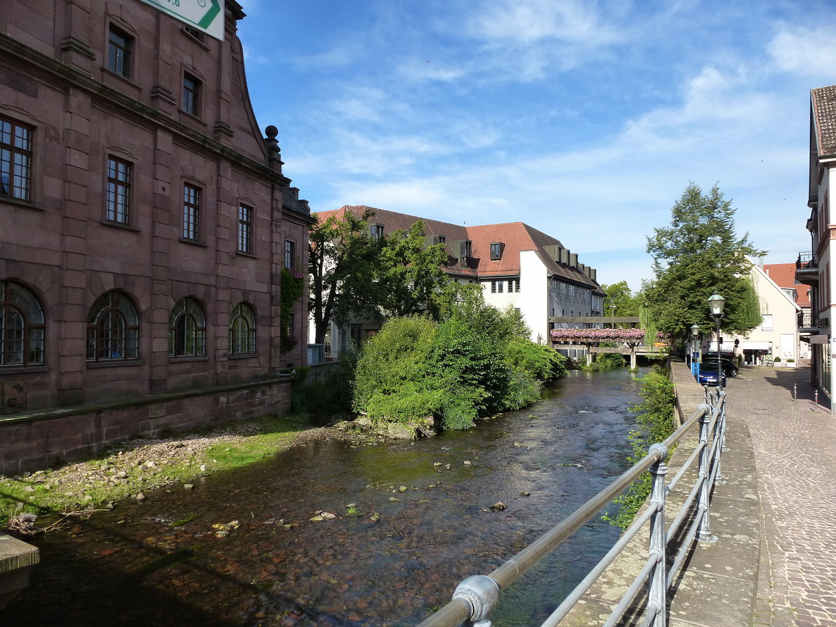 Ettlingen, entlang der Alb, links die Rckseite des Rathauses, Aug.2015