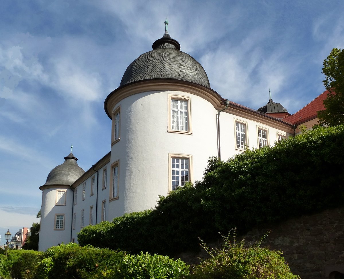 Ettlingen, die Sdfassade des Schloes mit den mchtigen Rundtrmen, Aug.2015