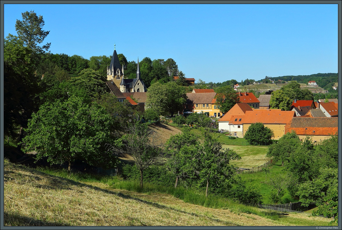Etwa 300 Einwohner zhlt das Weindorf Robach, das zu Naumburg gehrt. berragt wird der Ort von der Kirche St. Elisabeth. (01.06.2020)