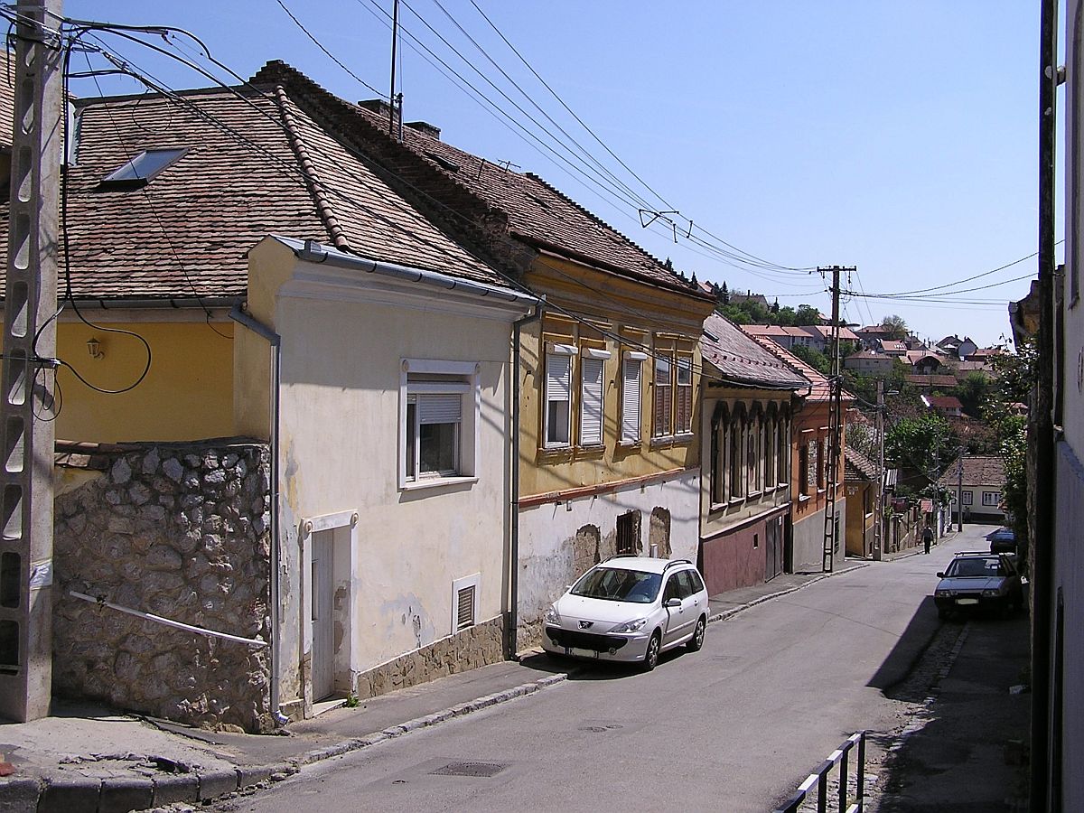 Etwas ältere und authentische Bürgerhäuser, gemischt  mit mediterranischer Stimmung -Pécs. (April 2010)