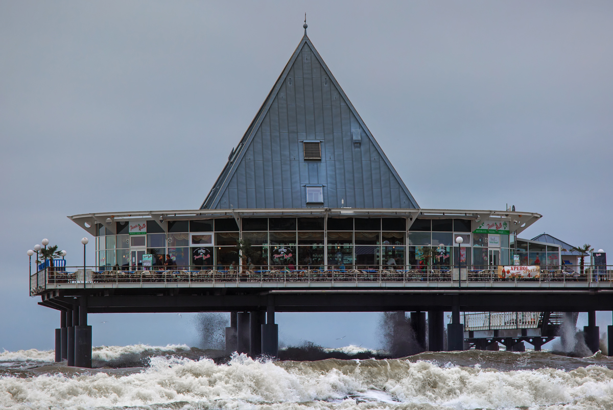 Etwas raue Ostsee hier an der Seebrcke Heringsdorf. - 17.05.2014