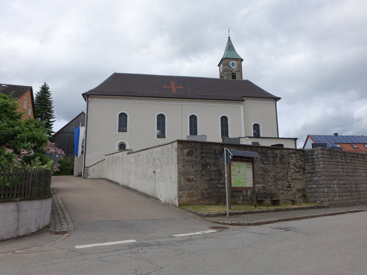 Etzgersrieth, kath. Pfarrkirche St. Georg, Saalkirche mit Walmdach und eingezogenem Rechteckchor, erbaut im 18. Jahrhundert (04.06.2017)