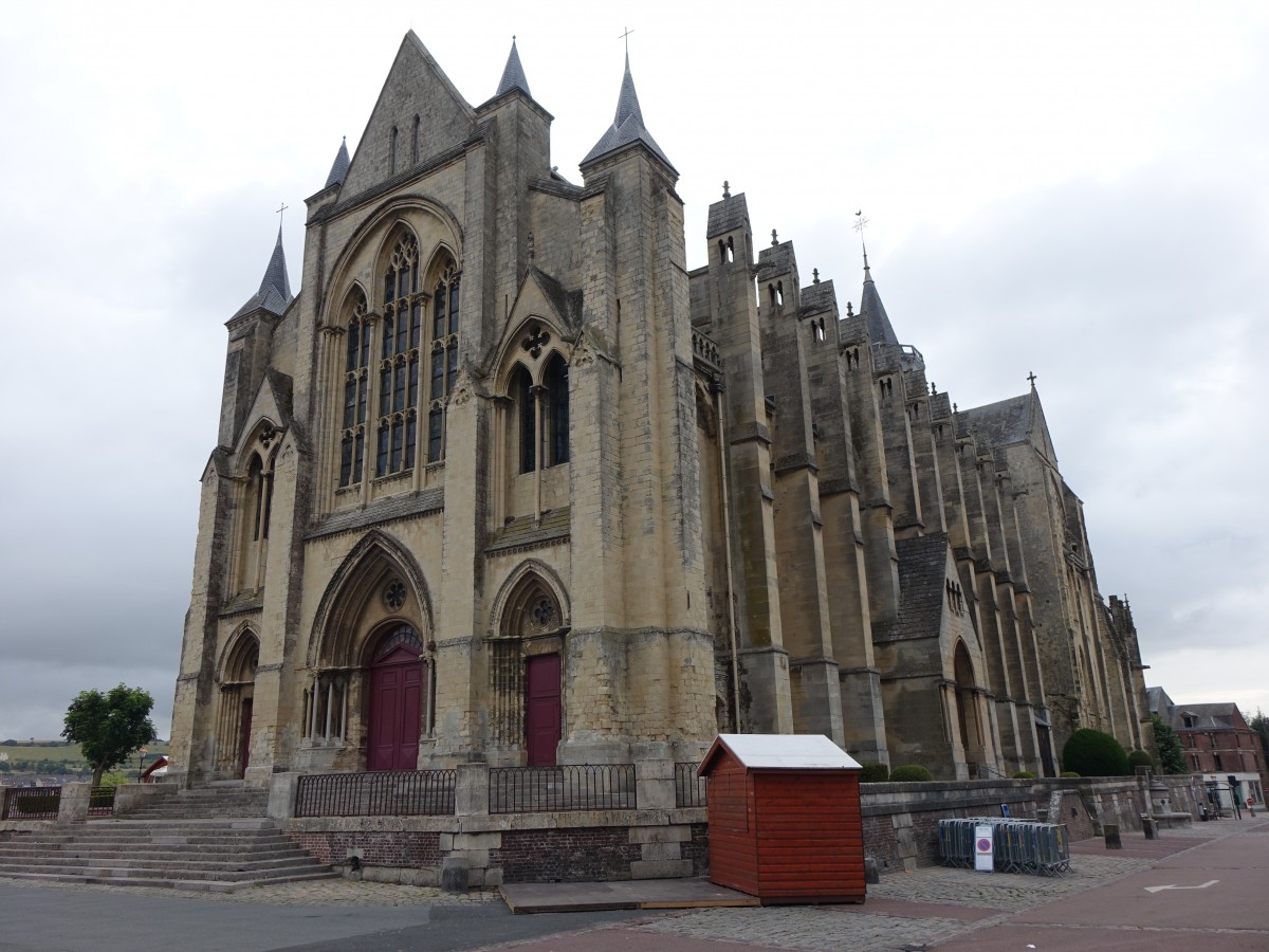 Eu, Kollegiatskirche St. Laurent, normannische Gotik, erbaut im 12. Jahrhundert (12.07.2015)