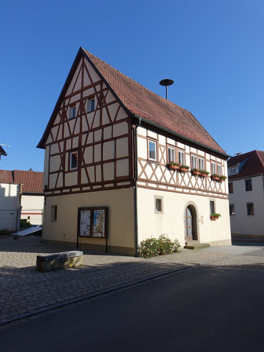 Euerbach, historisches Rathaus, zweigeschossiger Satteldachbau mit Fachwerkobergeschoss, erbaut 1537 (27.05.2017)