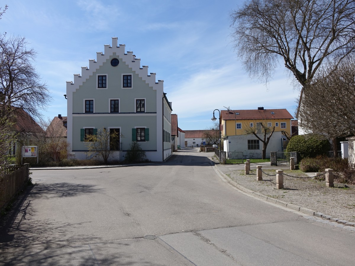 Euernbach, Pfarrhaus in der Pfarrgasse, zweigeschossiger Satteldachbau mit Treppengiebeln, erbaut Mitte des 19. Jahrhundert (15.04.2015)