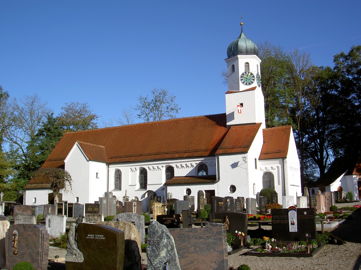 Eurasburg, Pfarrkirche Hl. Kreuz, flachgedeckter Saalbau mit eingezogenem Chor, Turm mit Zwiebelhaube, Chor und Langhaus 12. Jahrhundert, Erweiterungen 1875 und 1935 (19.10.2014)