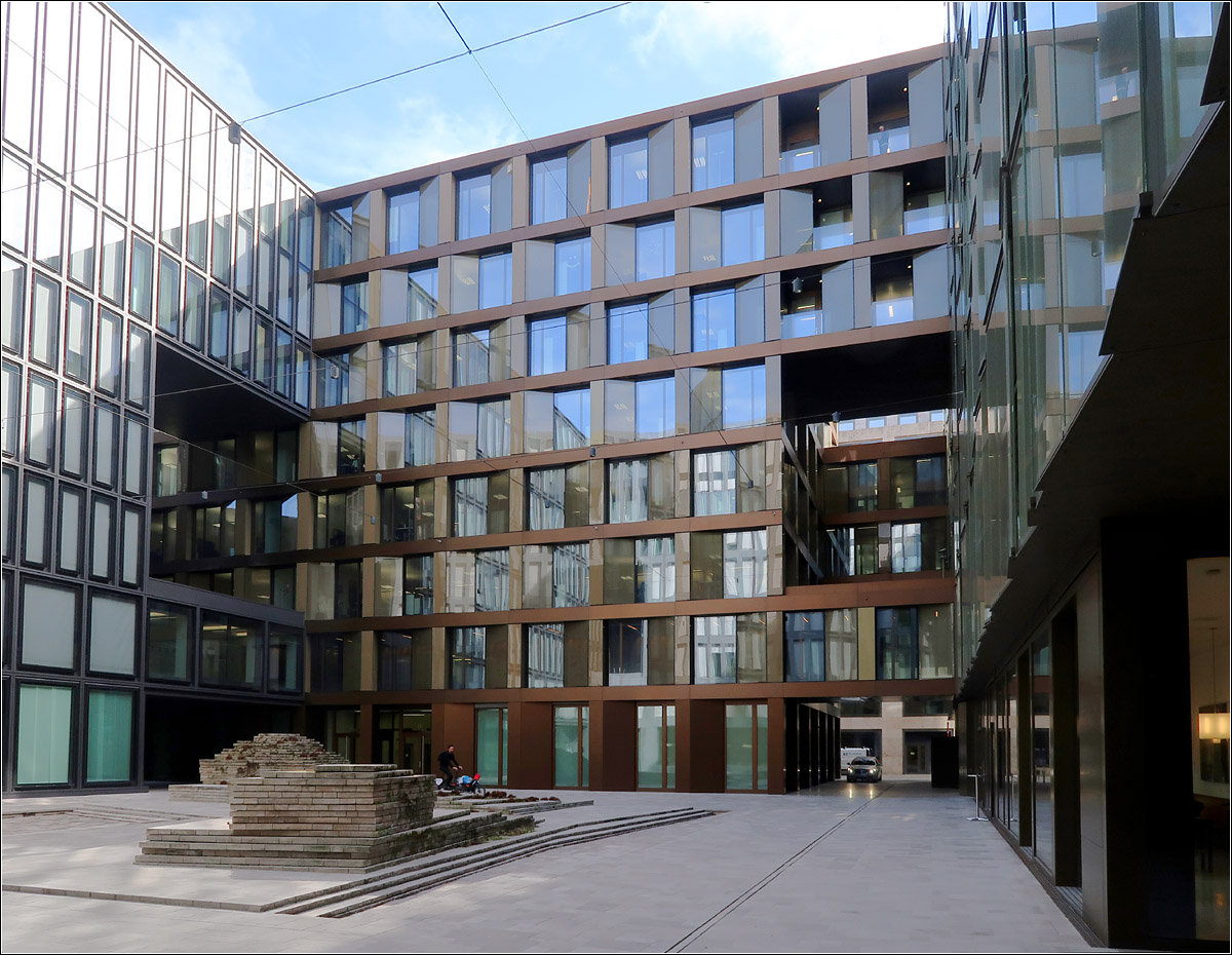 Europaalle Zürich - 

Der Innenhof des Baufeldes C mit dem Gebäude von Chipperfield Architects (London), an das auf der linken Seite ein Bau von Max Dudler anschließt.

12.03.2019 (M)