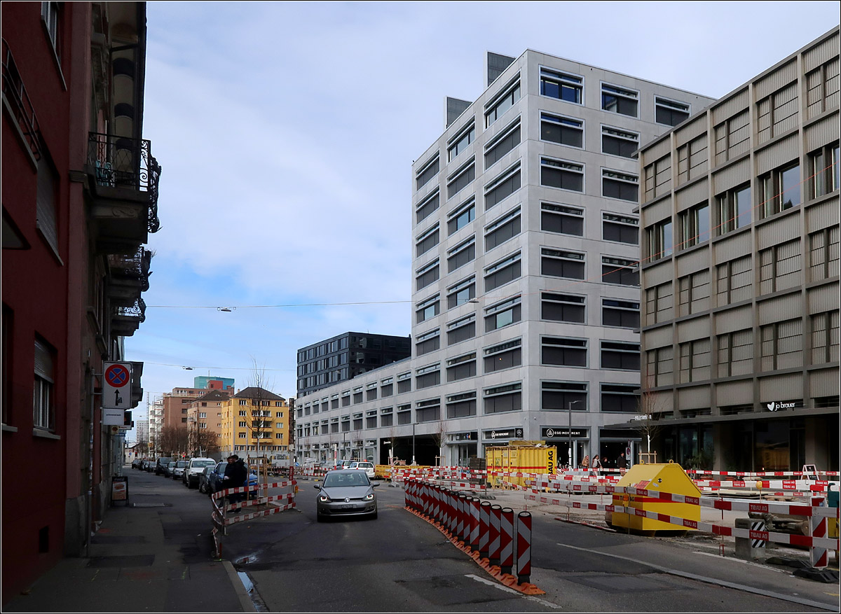 Europaallee Zrich -

Blick auf das Baufeld H mit dem gemischt genutzten Gebude der Architekten e2a mit Basler & Hofmann. Das dahinter hochragende schwarze Gebude gehrt mit zum Baufeld, wurde von den selben Architekten geplant und beinhaltet ein Hotel.

13.03.2019 (M)