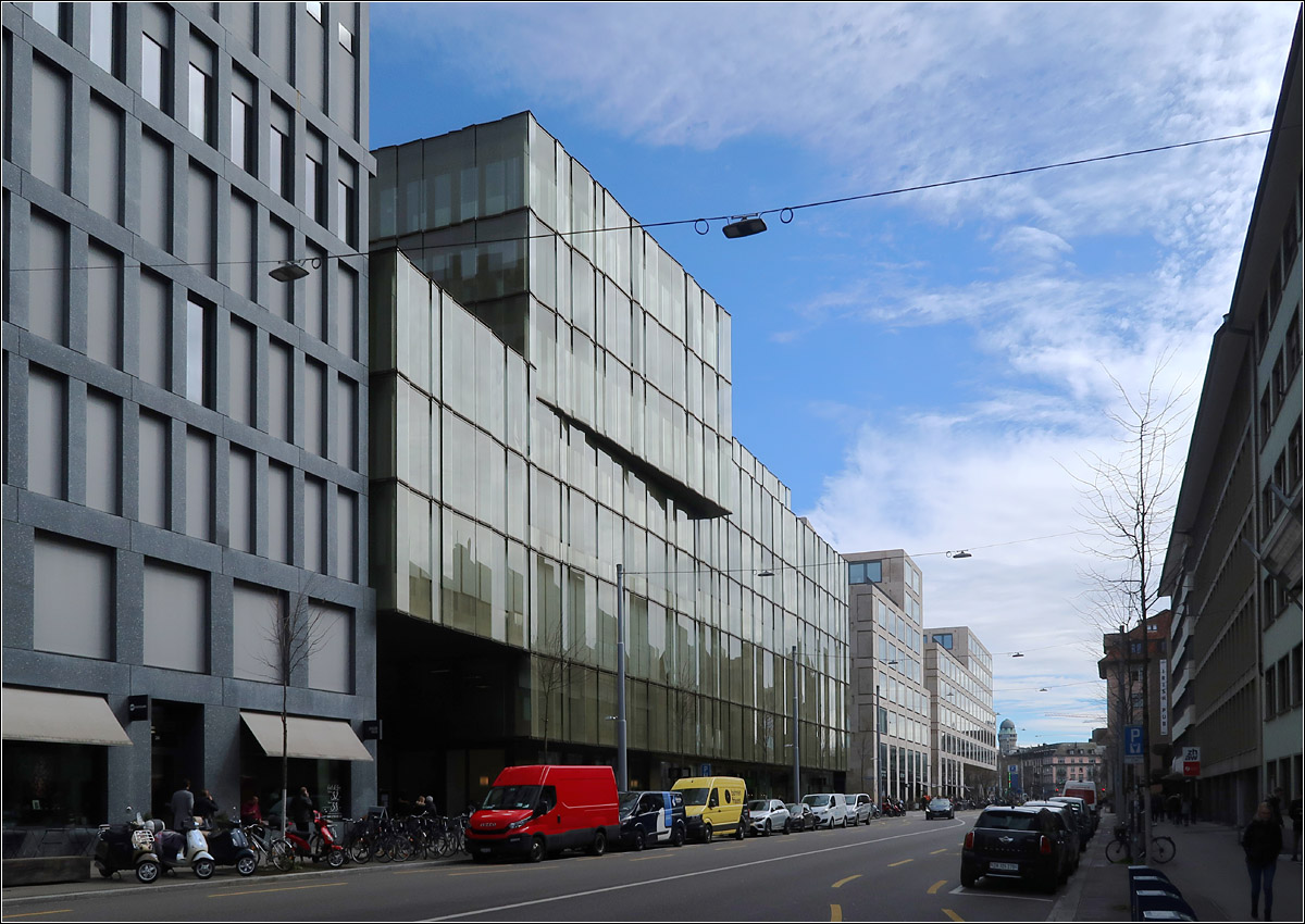 Europaallee Zürich - 

Blick von der Lagerstraße auf das Baufeld C, das von verschiedenen Architekten gestaltet wurde. Links die dunkle Rasterfassade von Max Dudler, daneben die Glasfassade des von Gigon und Guyer geplanten Bauteils. Fertig war das Baufeld C im Jahr 2013.

12.03.2019 (M)