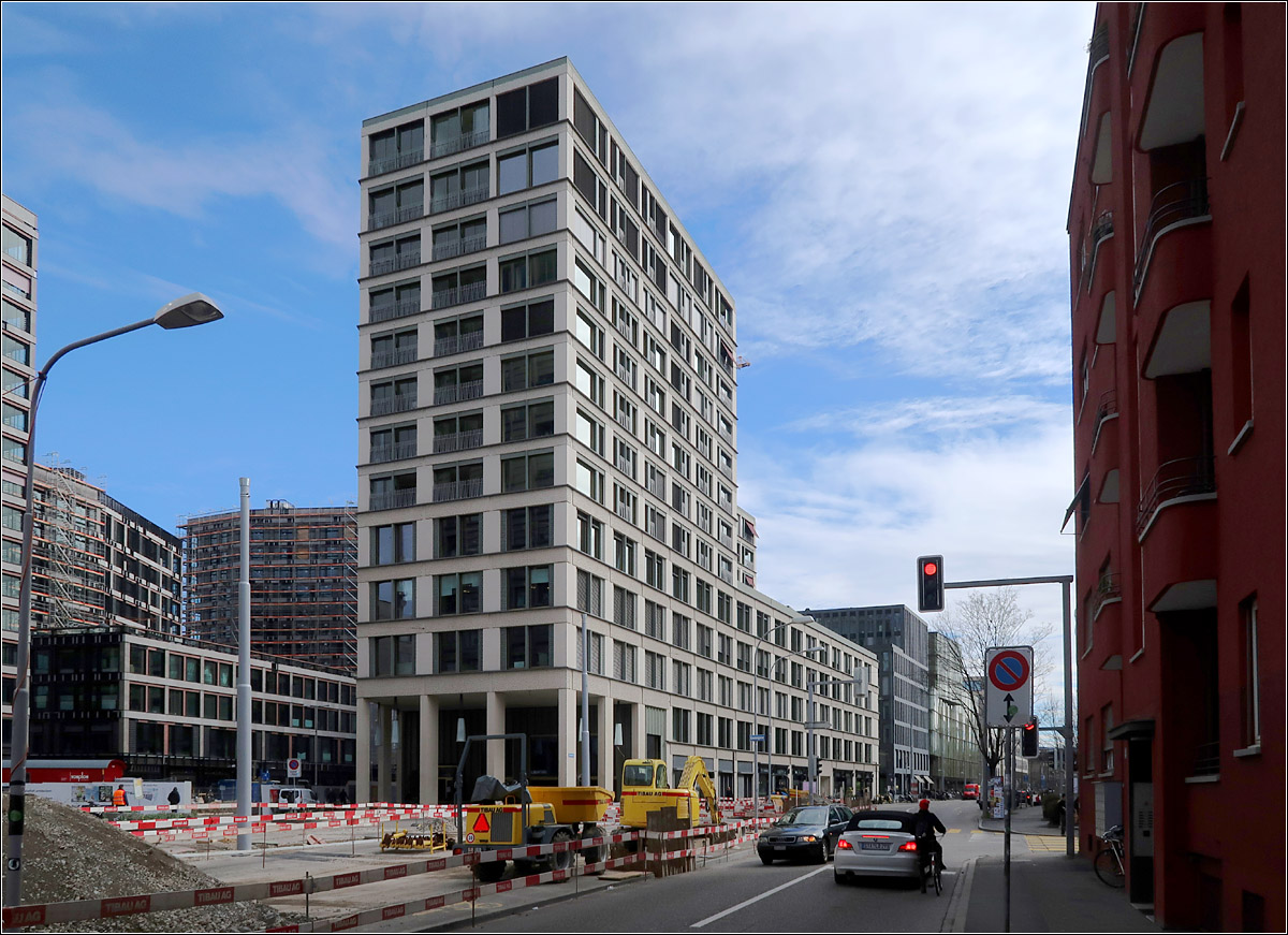 Europaallee Zrich - 

Gemischt genutzter Komplex auf dem Baufeld E der Architekten Caruso St John (London) mit Vaquer Architekten (Zrich).

Links ein Blick in die 2019 noch unfertige Europaallee mit den hier noch im Bau befindlichen Baufeld F von Bolthauser Architekten (Zrich). Fertig wurde dieses Baufeld noch 2019 (M)

12.03.2019 (M)

