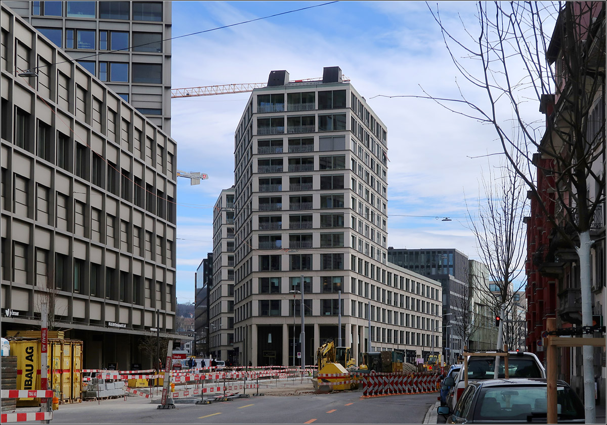 Europaallee Zrich -

Links angeschnitten das Gebude auf dem Baufeld G, geplant vom Archeitekturteam Graber Pulver Architekten/Masswerk, fertig 2015.

In Bildmitte das Bauwerk von Caruso St John Architects (London) mit Vaquer Architekten (Zrich). Auch dieser Komplex ist gemischt genutzt mit Geschften und Gastronomie, sowie Mietwohnungen. Fertigstellung:2014.

12.03.2019 (M)