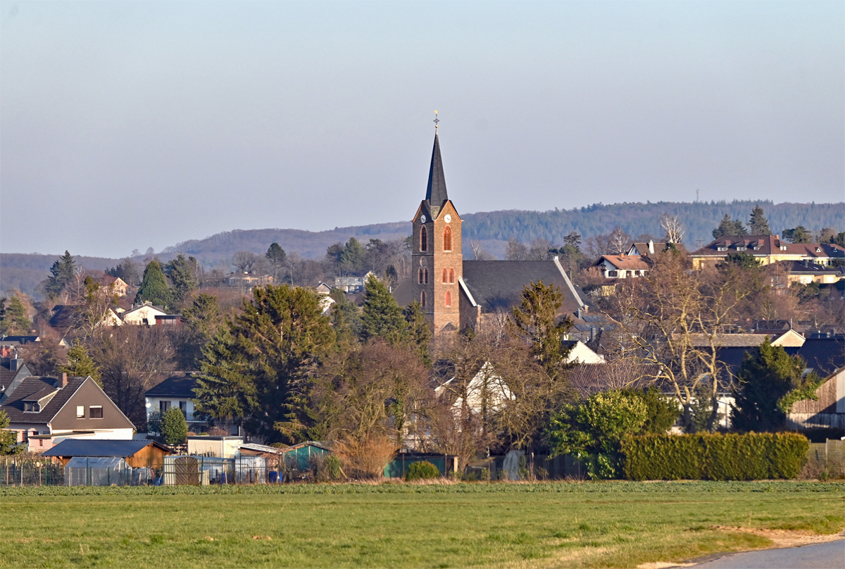 Euskirchen-Kirchheim mit der Kirche im Zentrum im Abendlicht - 04.03.2022