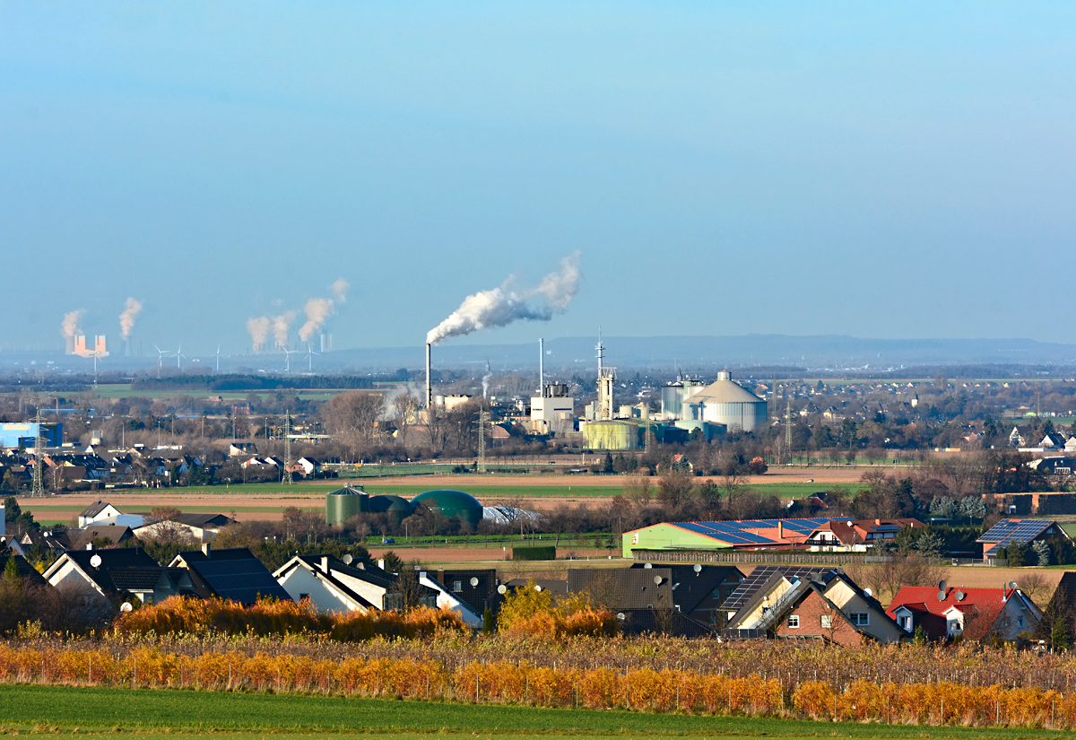 Euskirchen mit Zuckerfabrik, am Horizont 2 RWE Kraftwerke - 08.12.2015