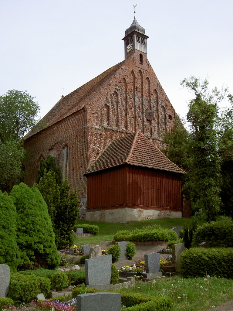 Ev. Dorfkirche in Gustow, Chor erbaut 1250, Hauptschiff erbaut im 15. Jahrhundert, nach Brand von 1677 rekonstruiert von 1708 bis 1734 (21.05.2012)