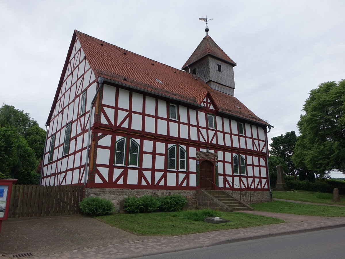Ev. Fachwerkkirche von Carlsdorf, erbaut als Querkirche fr angesiedelte Hugenotten nach Plnen von Paul du Ry, erbaut von 1701 bis 1704, das geschnitzte und farbig gefasste Portal ist mit einer franzsischen Inschrift versehen (06.06.2019)