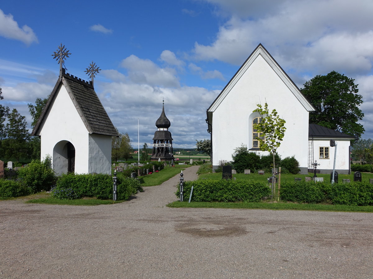 Ev. Kirche von Hg, ltestete Gebudeteile aus dem 11. Jahrhundert, Langhaus erweitert von 1702 bis  1703 (21.06.2017)