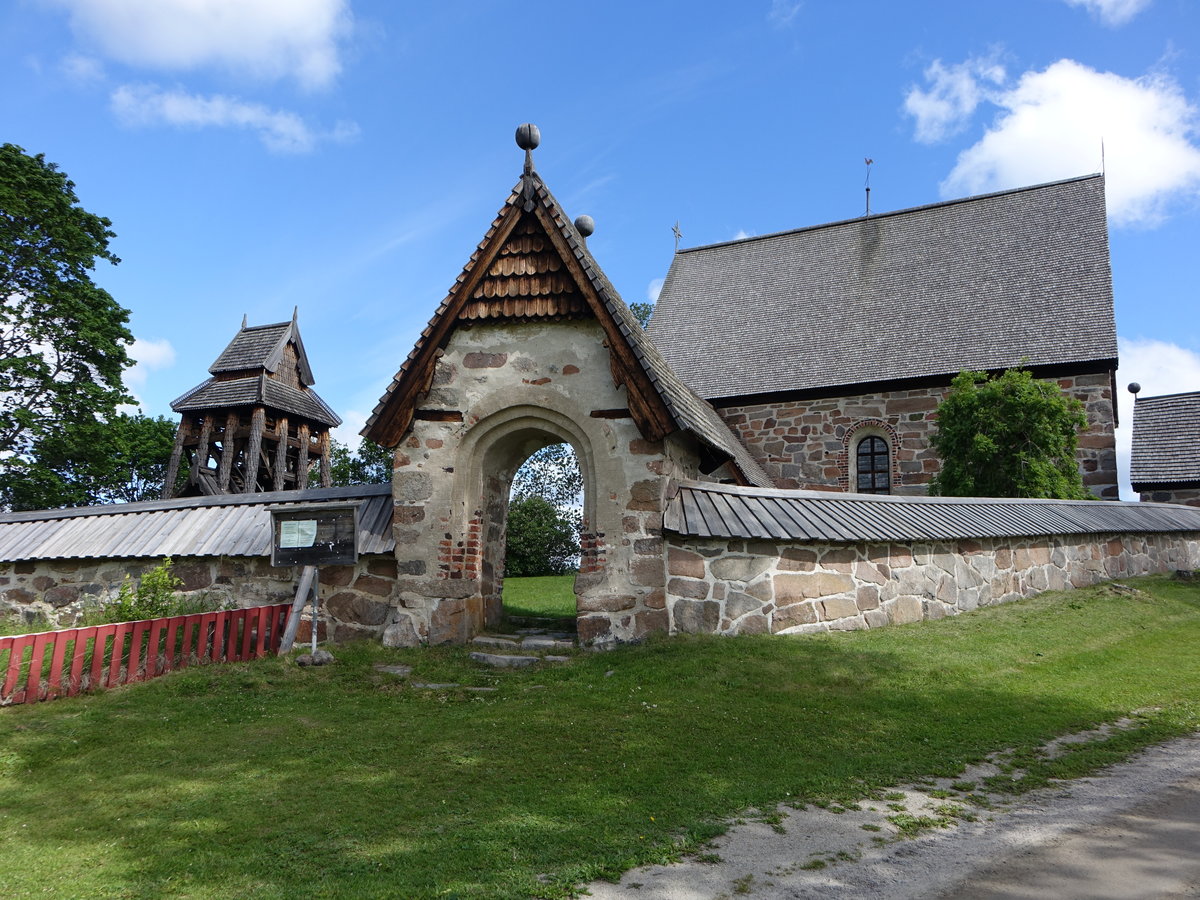 Ev. Kirche in Trn, erbaut um 1200, im 16. Jahrhundert erweitert (21.06.2017)